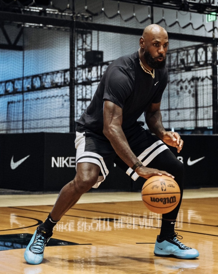 詹姆斯晒LeBron 24实物 亲称最轻个人鞋款