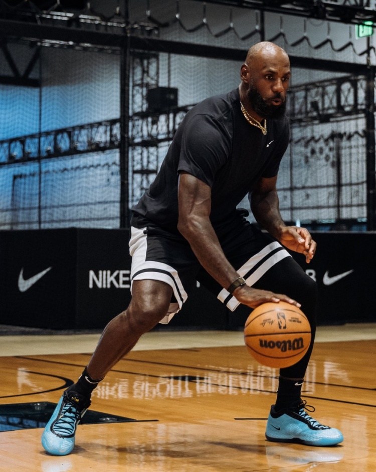 詹姆斯晒LeBron 24训练照 确认史上最轻正代