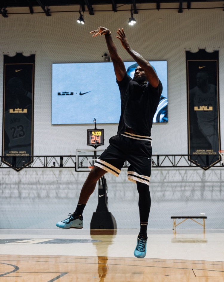 詹姆斯晒LeBron 24训练照 确认史上最轻正代