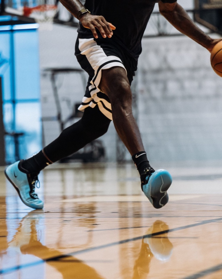 詹姆斯晒LeBron 24训练照 确认史上最轻正代