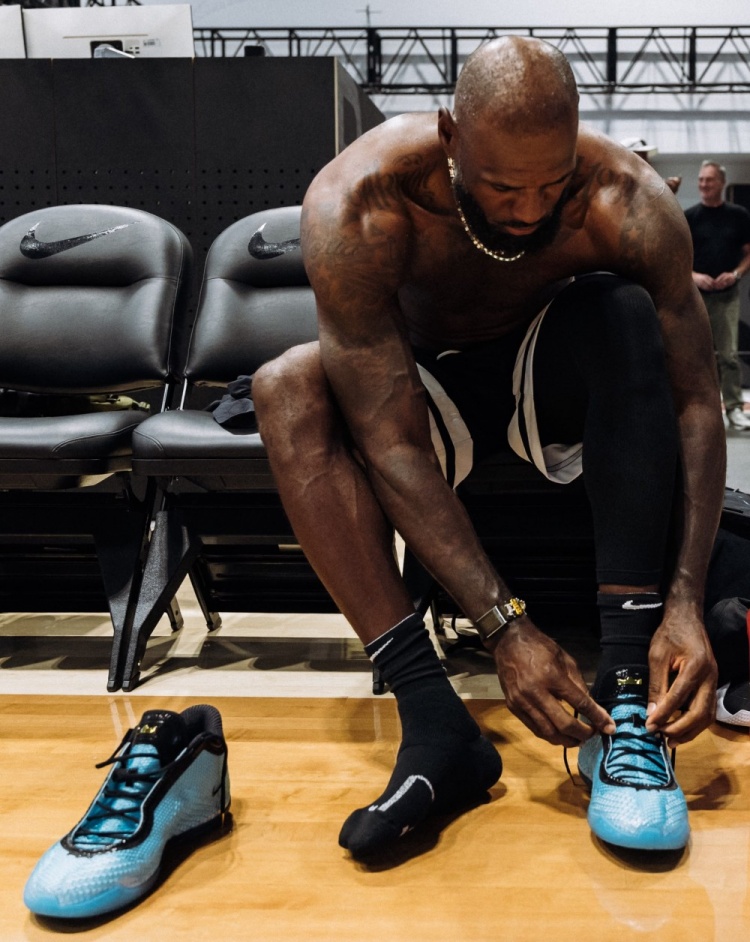 詹姆斯晒LeBron 24训练照 确认史上最轻正代