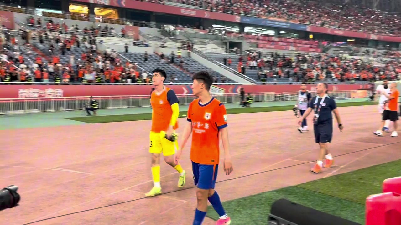 泰山3-1海牛取三连胜 克雷桑谢场领喊we are one