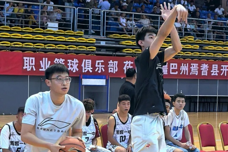 广汇能源男篮完成焉耆球迷见面会 明日库尔勒迎战江苏肯帝亚 广汇能源男篮完成焉耆球迷见面会 明日库尔勒迎战江苏肯帝亚
