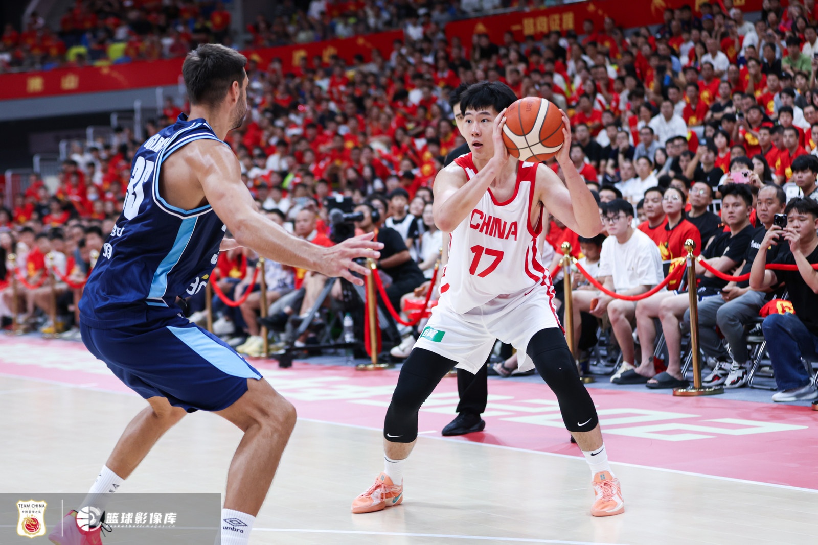 四号位轮换吃紧,赵嘉义三分成男篮唯一亮点 四号位轮换吃紧,赵嘉义三分成男篮唯一亮点