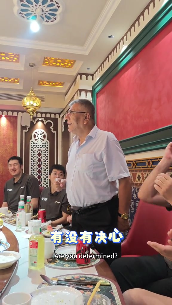 鲁吐布拉设烤全羊宴请宁波男篮全队