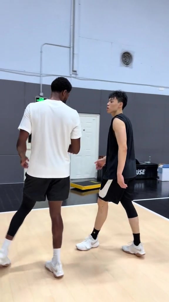 乔治中国行期间单独调教北控小将江林俊