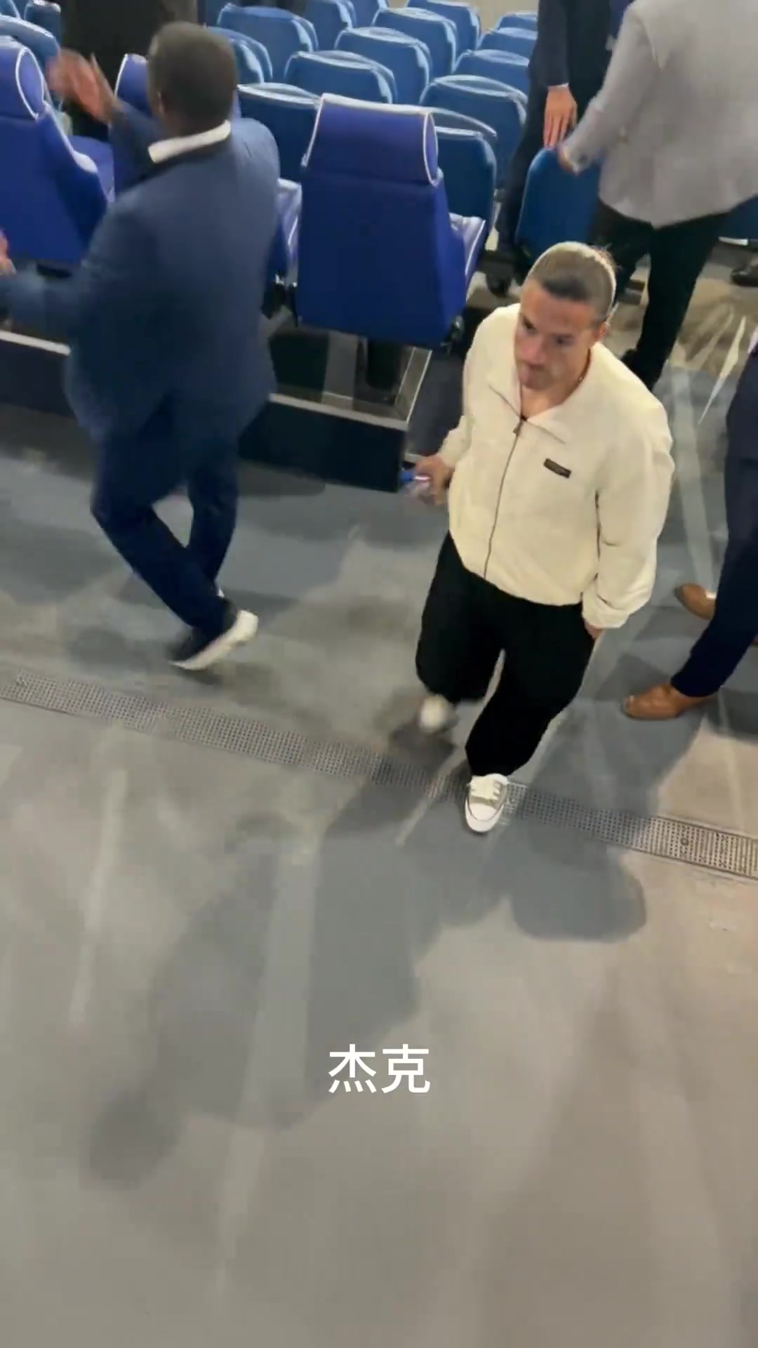 球迷问格拉利什永久转会还是租借 格10笑答还没确定 球迷问格拉利什永久转会还是租借 格10笑答还没确定