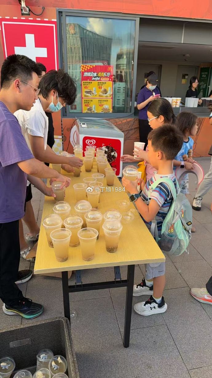 上海海港客队区免费供应绿豆汤给大连球迷