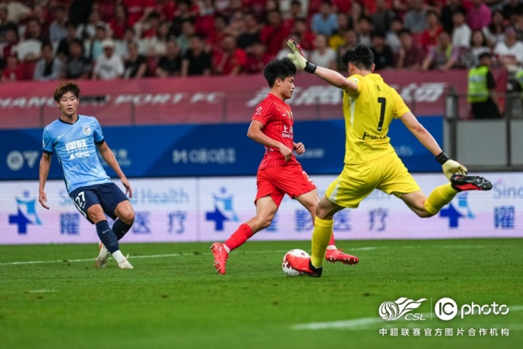 李新翔补时头球建功 上海海港1-1大连英博海发