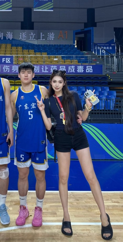 陈家政女友晒合照配文向下扎根 广东后卫上赛季场均3.7分 陈家政女友晒合照配文向下扎根 广东后卫上赛季场均3.7分