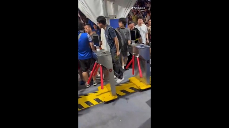 3人围攻武磊球衣小球迷被行拘 程文莉：失意时更不该为难孩子