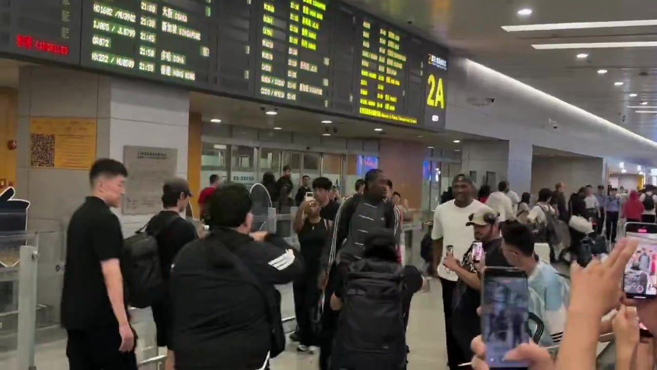 雷霆前锋杰伦·威廉姆斯抵沪开启中国行 落地即遭球迷围堵 雷霆前锋杰伦·威廉姆斯抵沪开启中国行 落地即遭球迷围堵