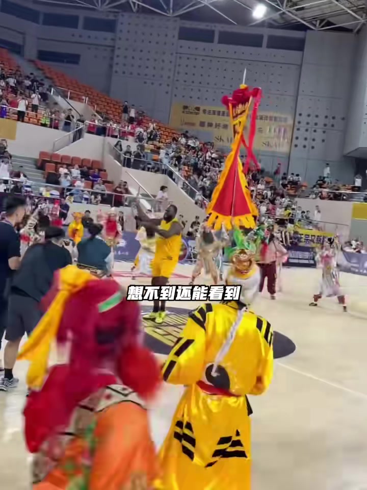 追梦潮汕行现场加入英歌舞表演 扭动身姿融入当地民俗 追梦潮汕行现场加入英歌舞表演 扭动身姿融入当地民俗