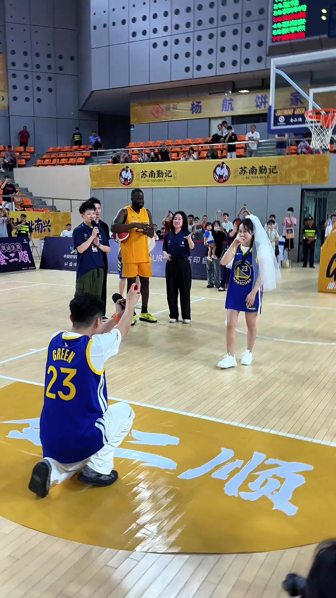 格林中国行遇球迷求婚 送花并用潮汕话送祝福