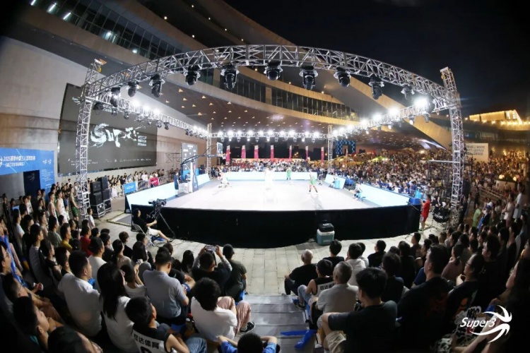 超三联赛靖江赛区日均客流1.5万人次 带动全域消费超20万 超三联赛靖江赛区日均客流1.5万人次 带动全域消费超20万
