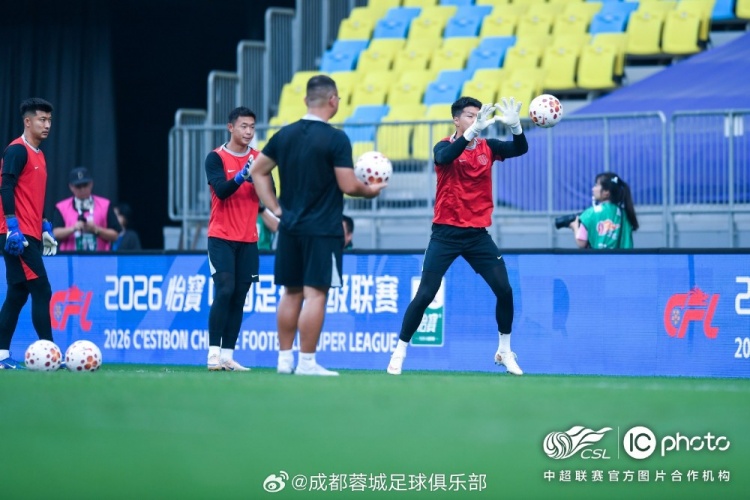 阿洛伊西:进攻端数据不错,定位球仍是重点打磨环节 阿洛伊西:进攻端数据不错,定位球仍是重点打磨环节