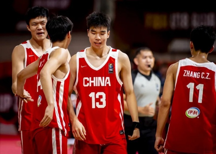 媒体人：澳洲U18男篮实力强劲 国青应敢想敢干 放手去拼输赢皆可