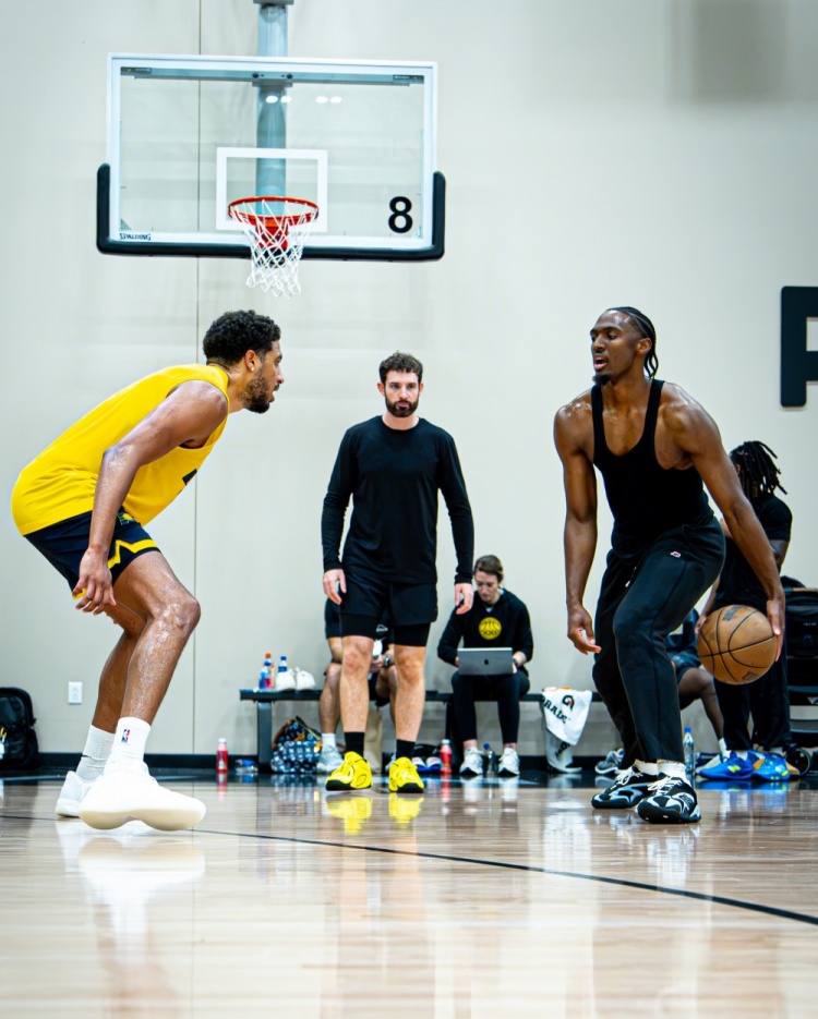 共同进步！训练师晒照：马克西和哈利伯顿一起训练 相互对位