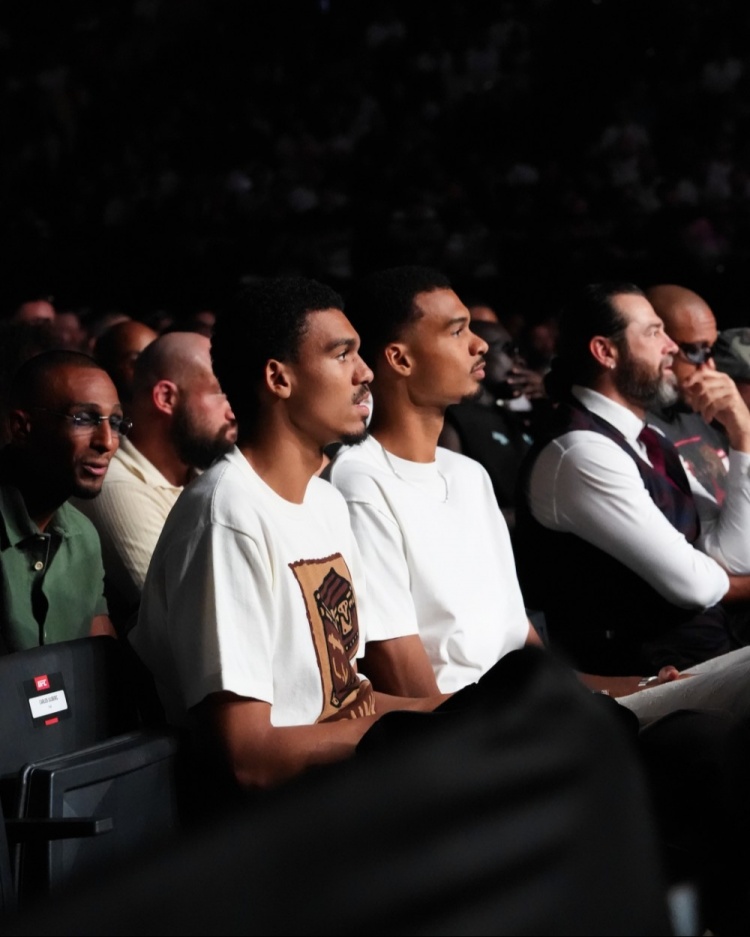 UFC格斗之夜巴黎站比赛打响 文班亚马携弟弟奥斯卡现场观战